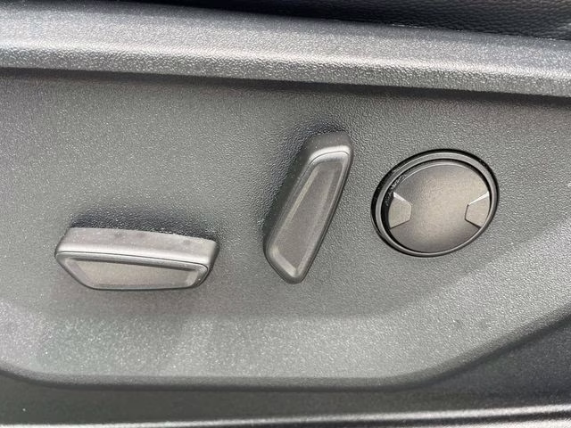 2025 Oxford White Ford Super Duty F-250 SRW Lariat 4X4 Truck