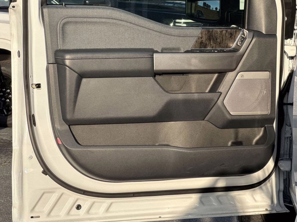 2025 Oxford White Ford Super Duty F-250 SRW Lariat 4X4 Truck