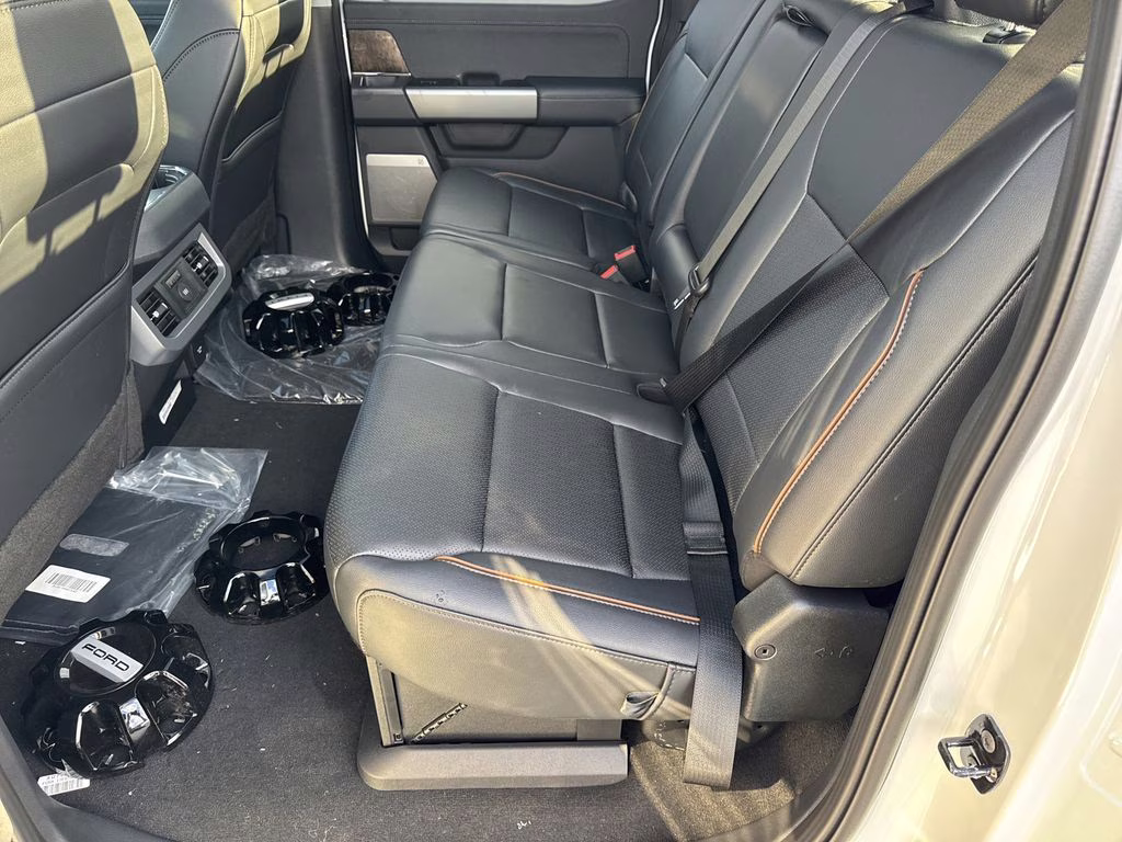 2025 Oxford White Ford Super Duty F-250 SRW Lariat 4X4 Truck