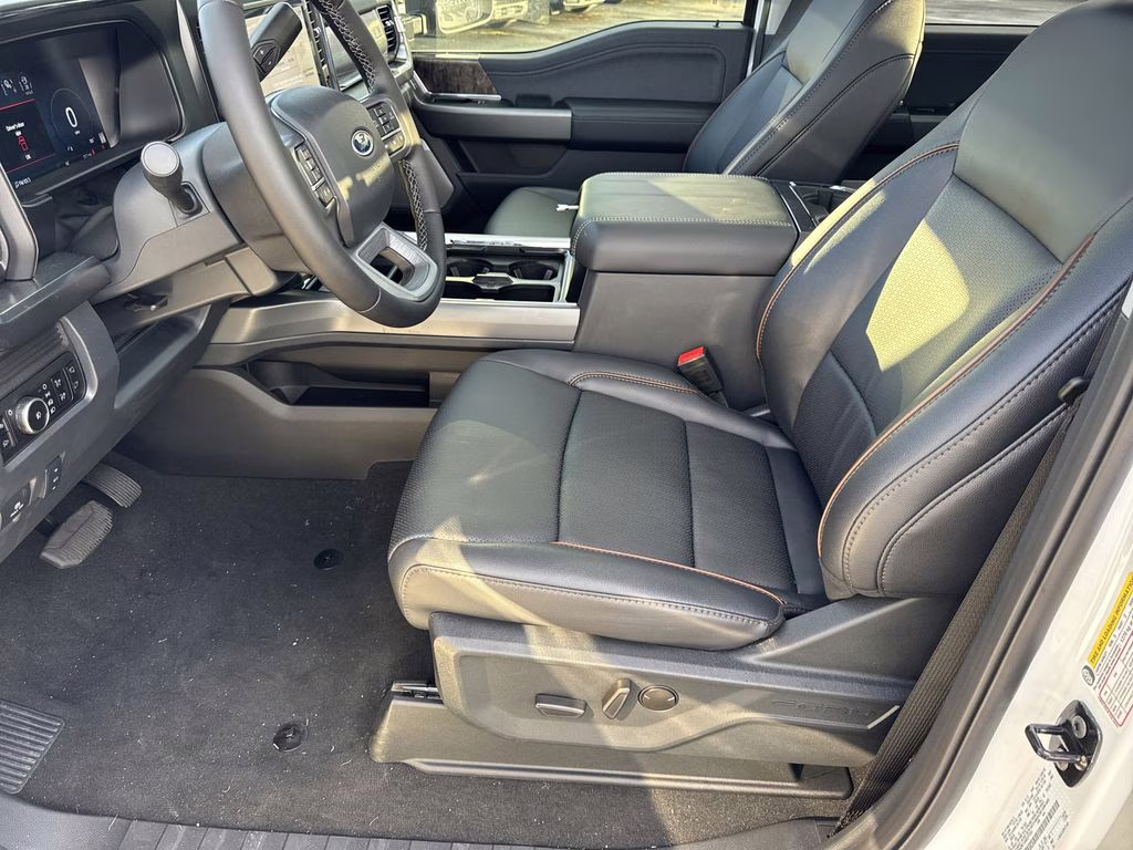 2025 Oxford White Ford Super Duty F-250 SRW Lariat 4X4 Truck