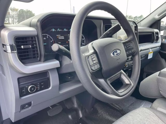 2026 Oxford White Ford Super Duty F-450 DRW XL 4X4 Truck