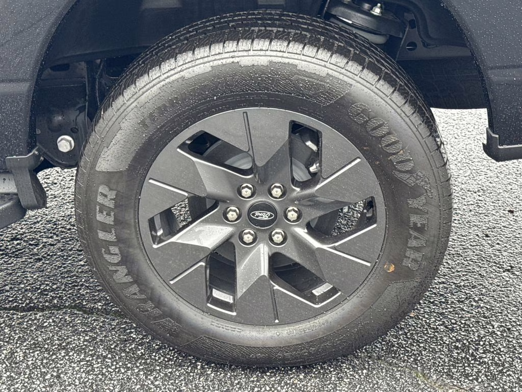 2025 Black Metallic Ford F-150 Lightning Flash AWD Truck