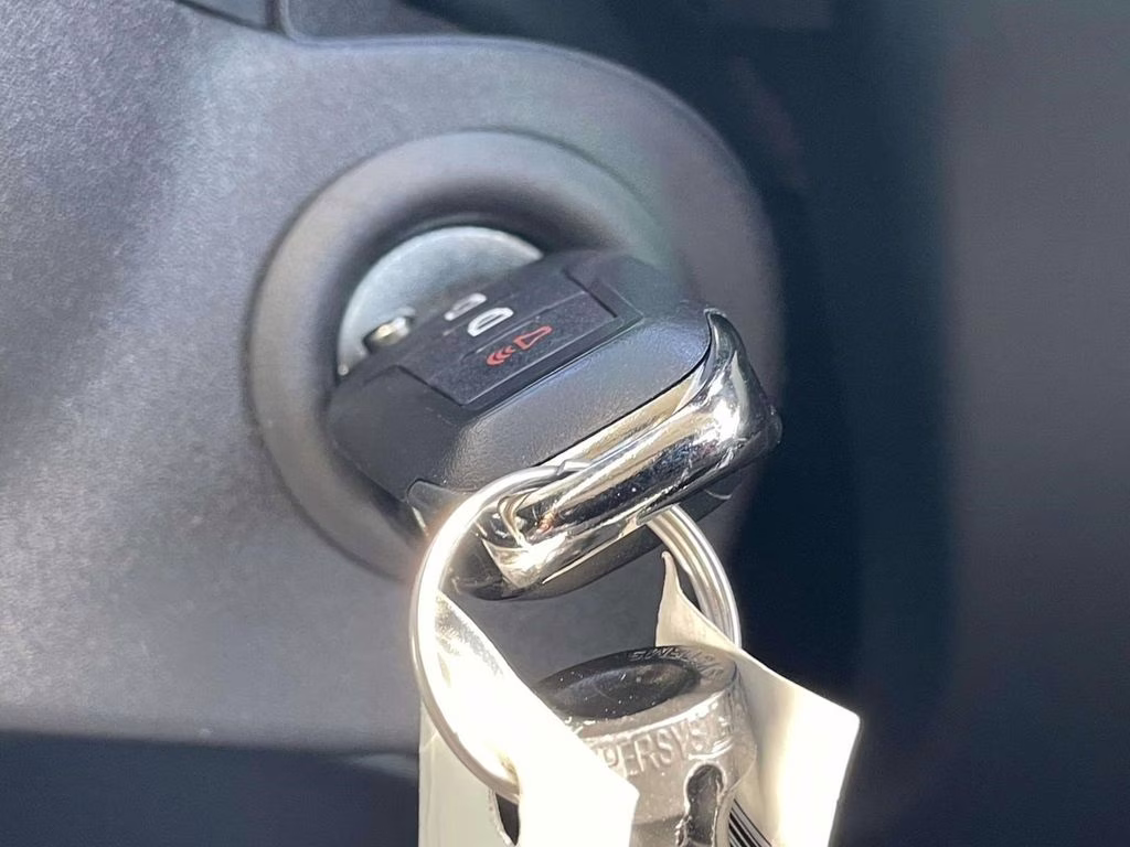 2025 Oxford White Ford Maverick XL FWD Truck