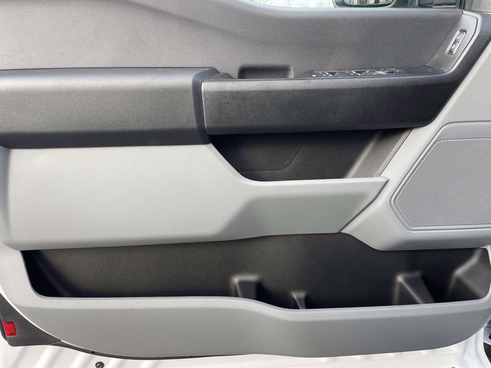 2026 Oxford White Ford Super Duty F-350 SRW XL RWD Chassis