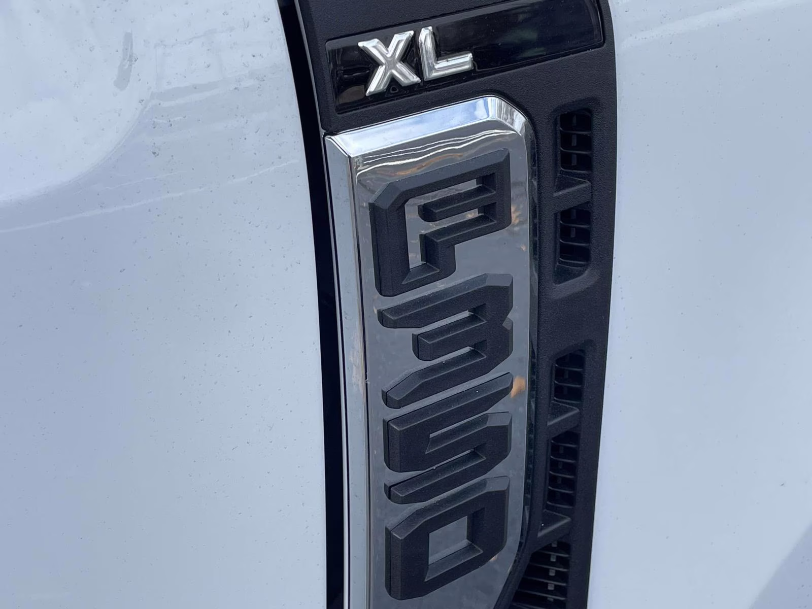 2026 Oxford White Ford Super Duty F-350 SRW XL RWD Chassis