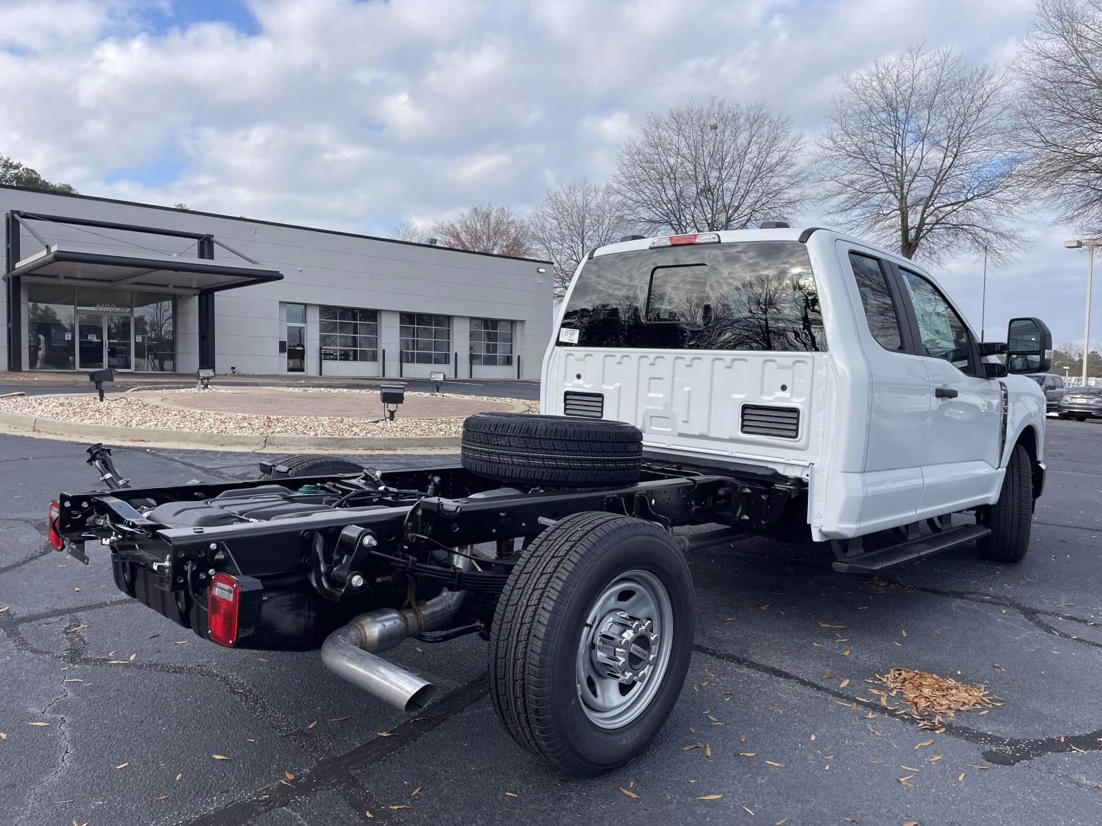 2026 Oxford White Ford Super Duty F-350 SRW XL RWD Chassis