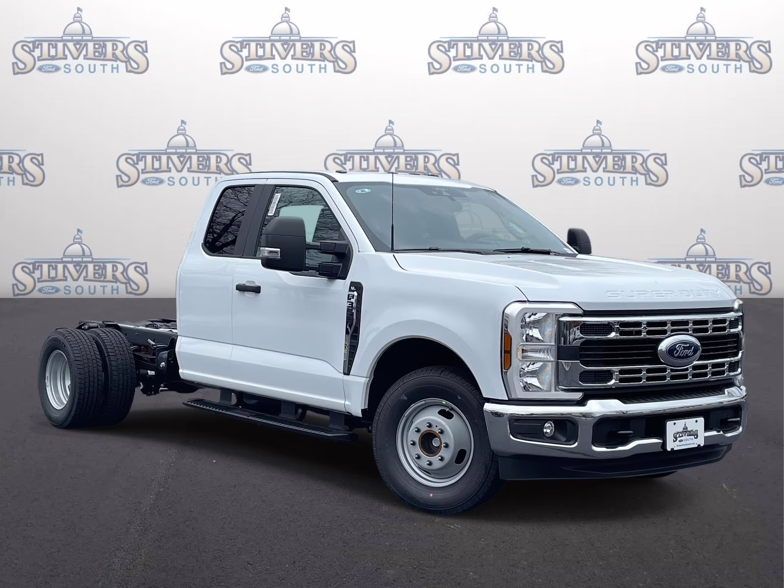 2026 Oxford White Ford Super Duty F-350 SRW XL RWD Chassis