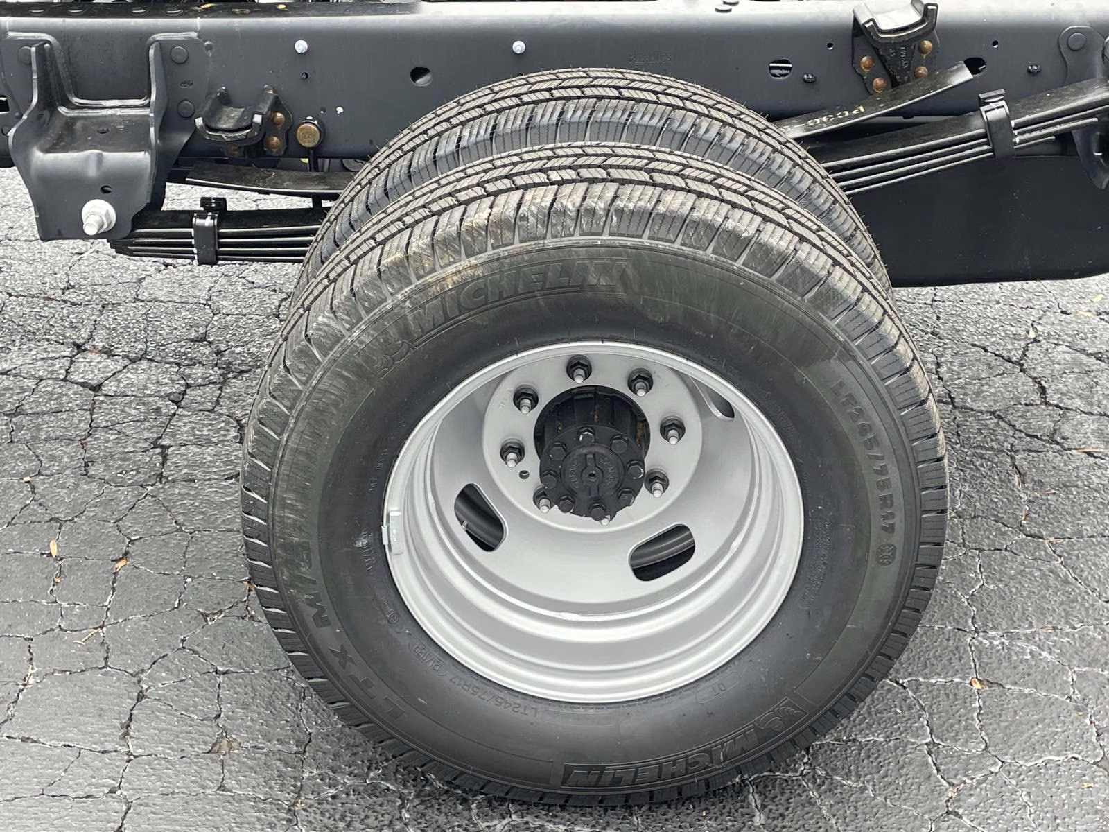 2026 Oxford White Ford Super Duty F-350 SRW XL RWD Chassis