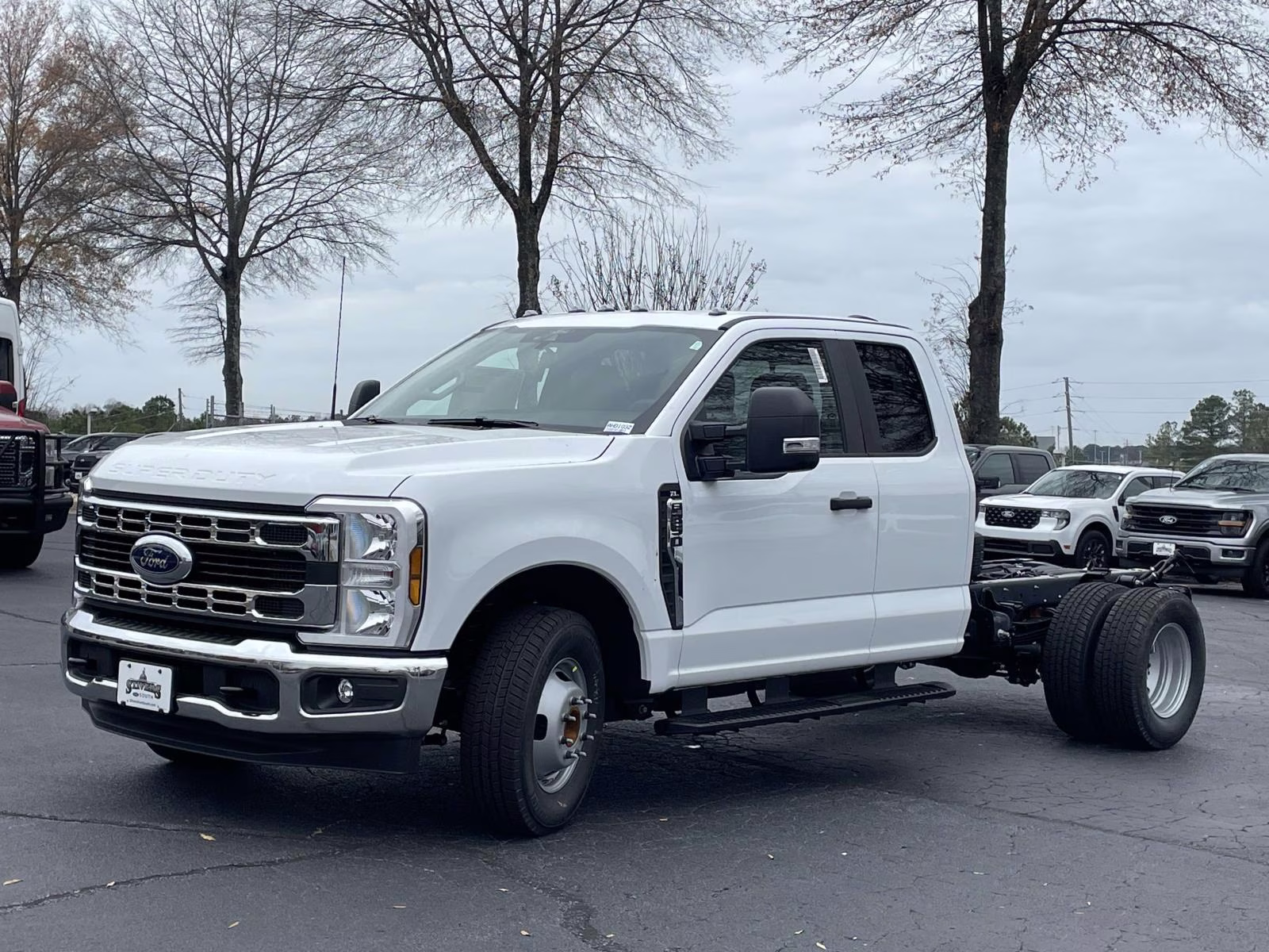 2026 Oxford White Ford Super Duty F-350 SRW XL RWD Chassis