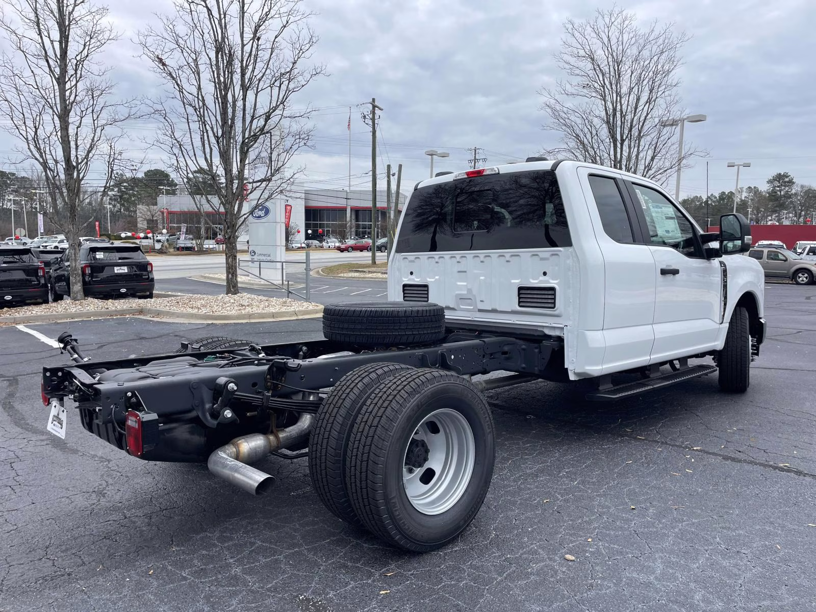 2026 Oxford White Ford Super Duty F-350 SRW XL RWD Chassis
