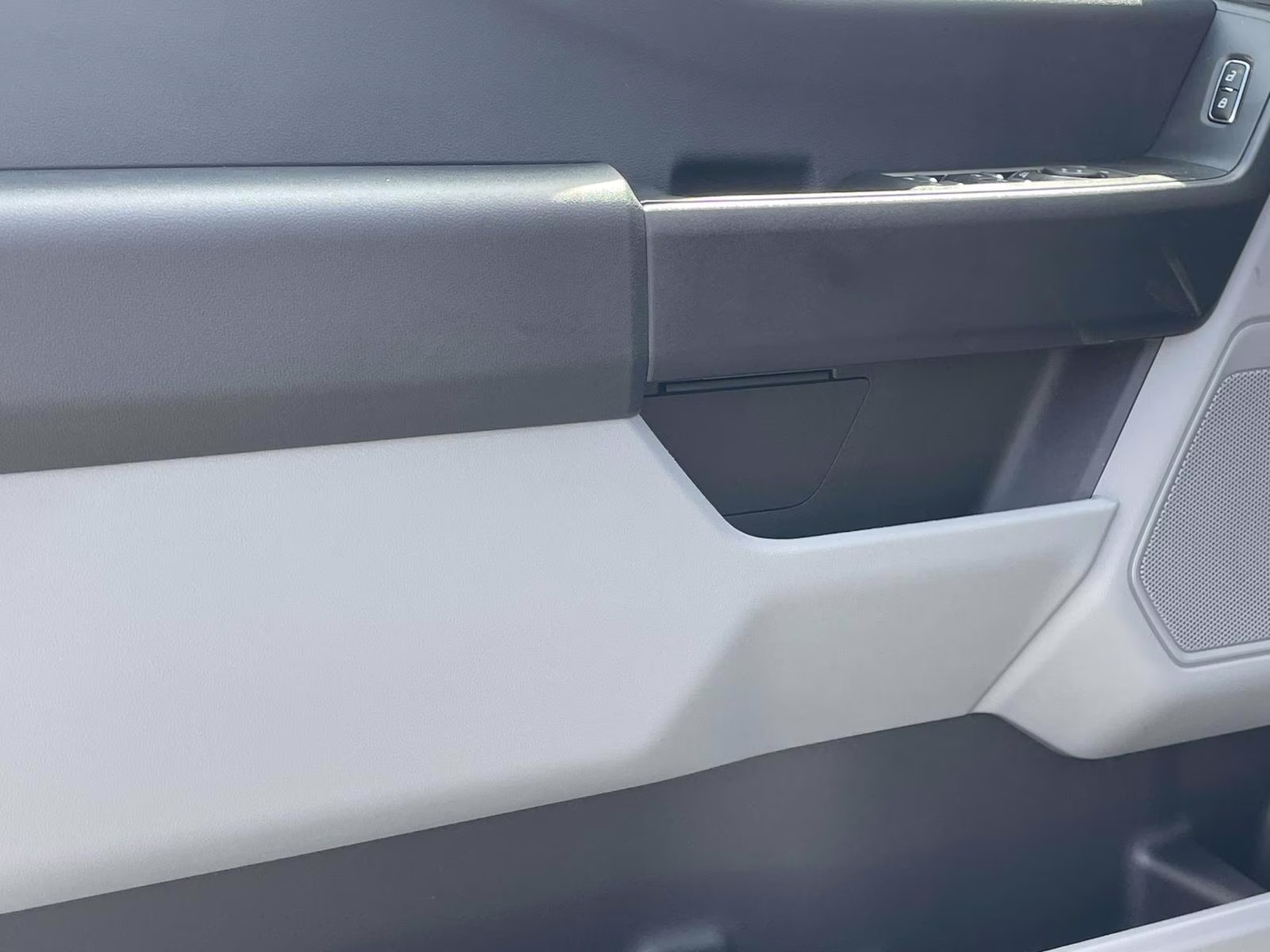 2026 Oxford White Ford Super Duty F-350 SRW XL RWD Chassis