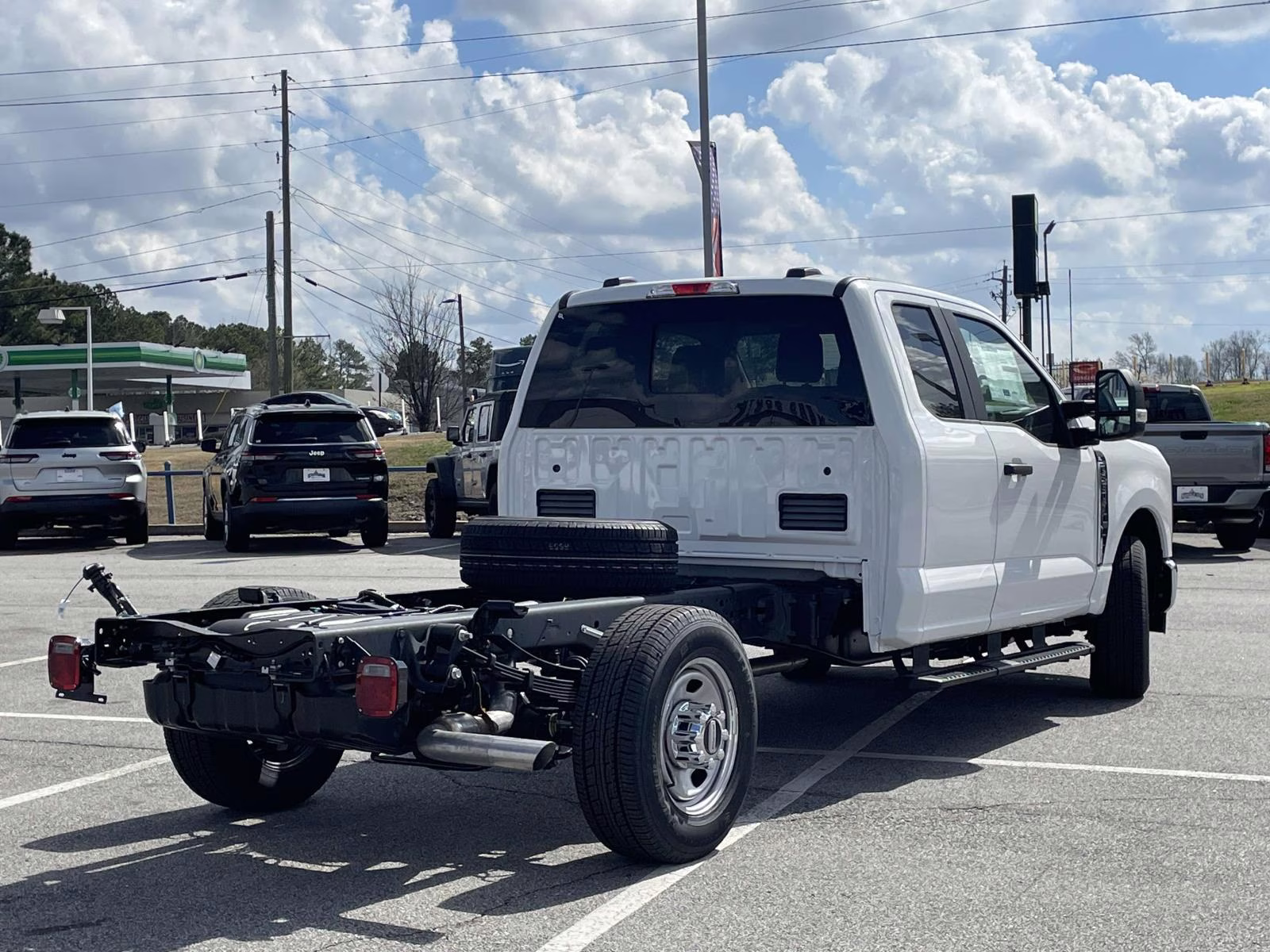 2026 Oxford White Ford Super Duty F-350 SRW XL RWD Chassis