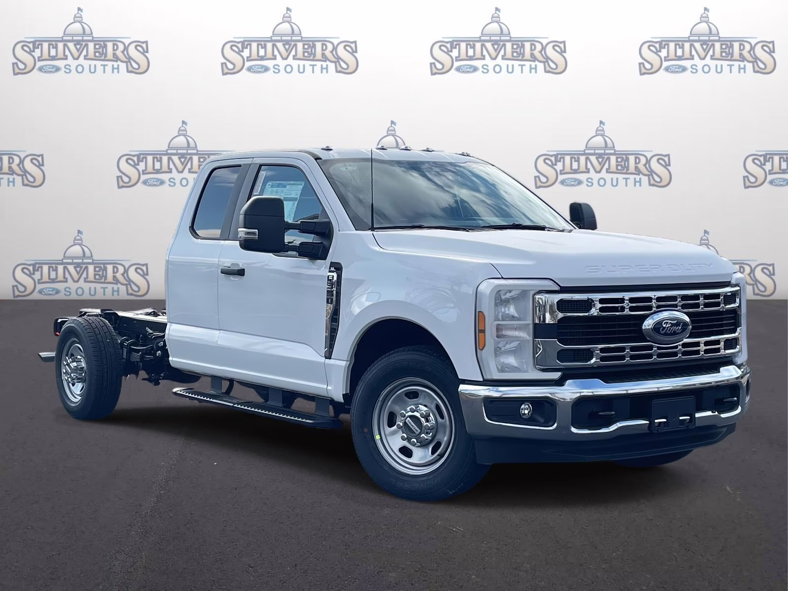 2026 Oxford White Ford Super Duty F-350 SRW XL RWD Chassis