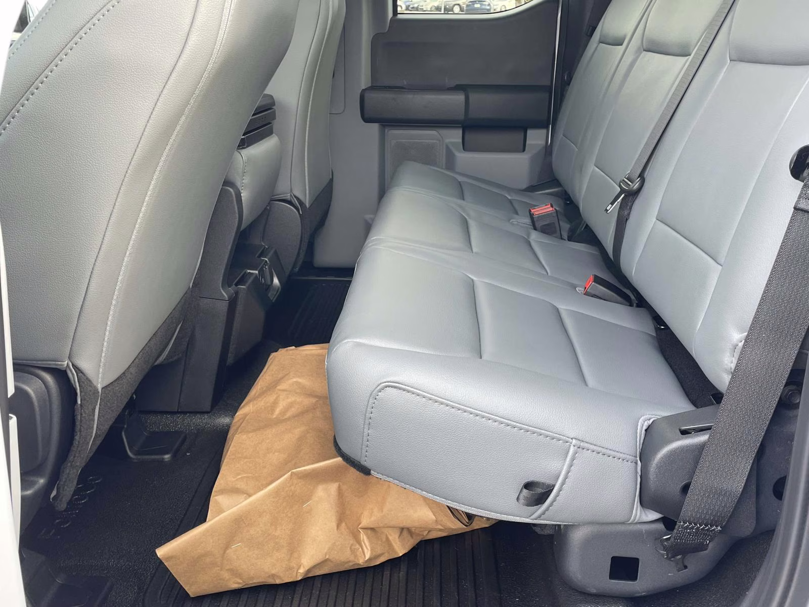 2026 Oxford White Ford Super Duty F-350 SRW XL RWD Chassis