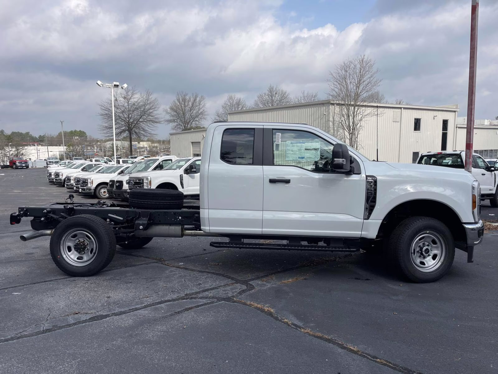 2026 Oxford White Ford Super Duty F-350 SRW XL 4X4 Chassis