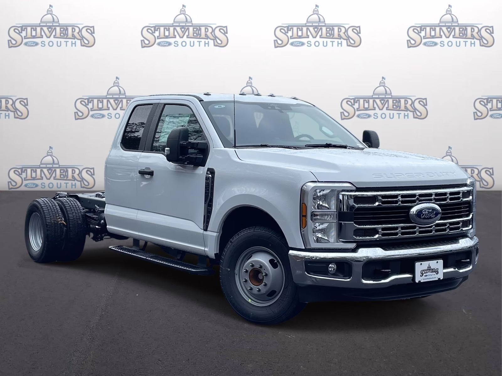 2026 Oxford White Ford Super Duty F-350 DRW XL RWD Chassis