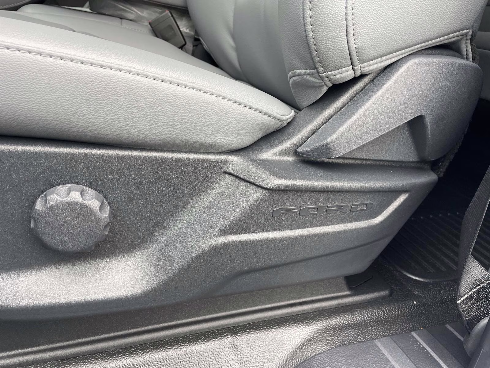 2026 Oxford White Ford Super Duty F-350 DRW XL RWD Chassis