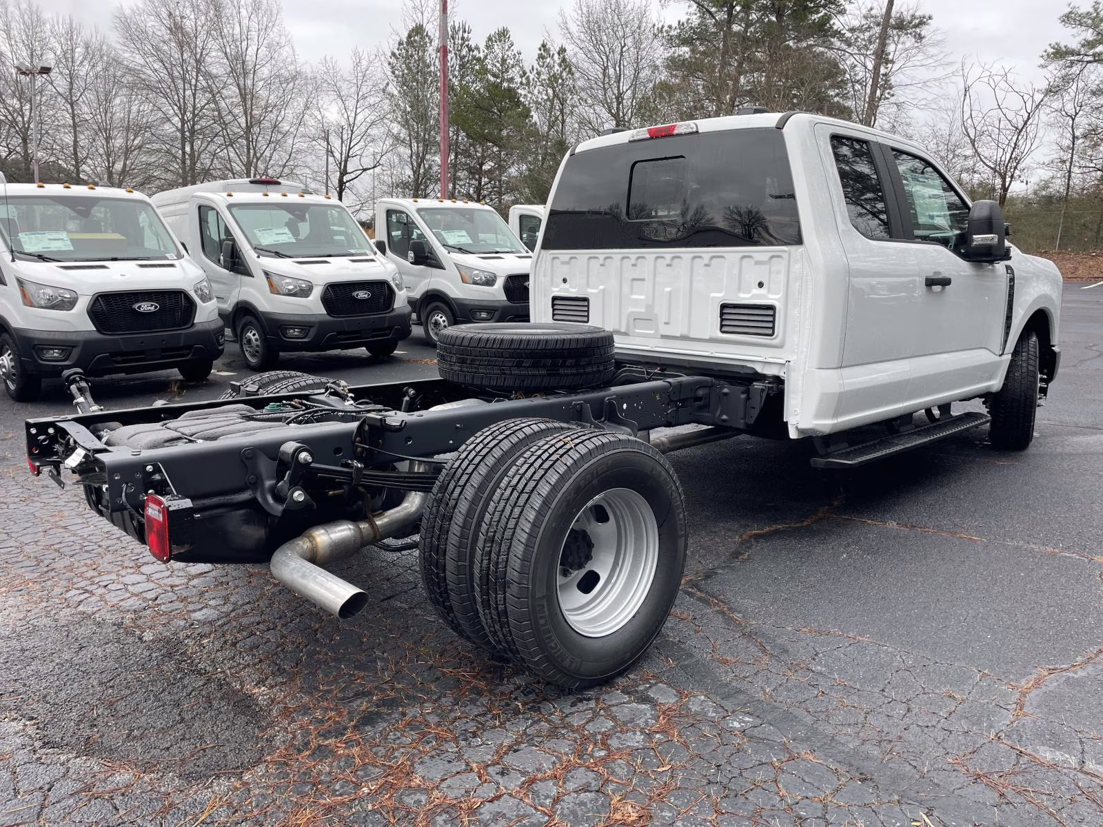 2026 Oxford White Ford Super Duty F-350 DRW XL RWD Chassis