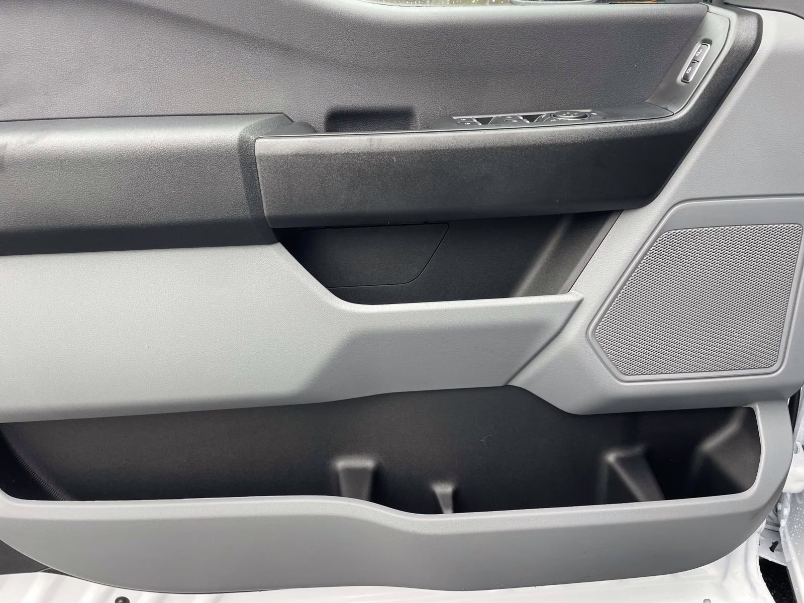 2026 Oxford White Ford Super Duty F-350 DRW XL RWD Chassis