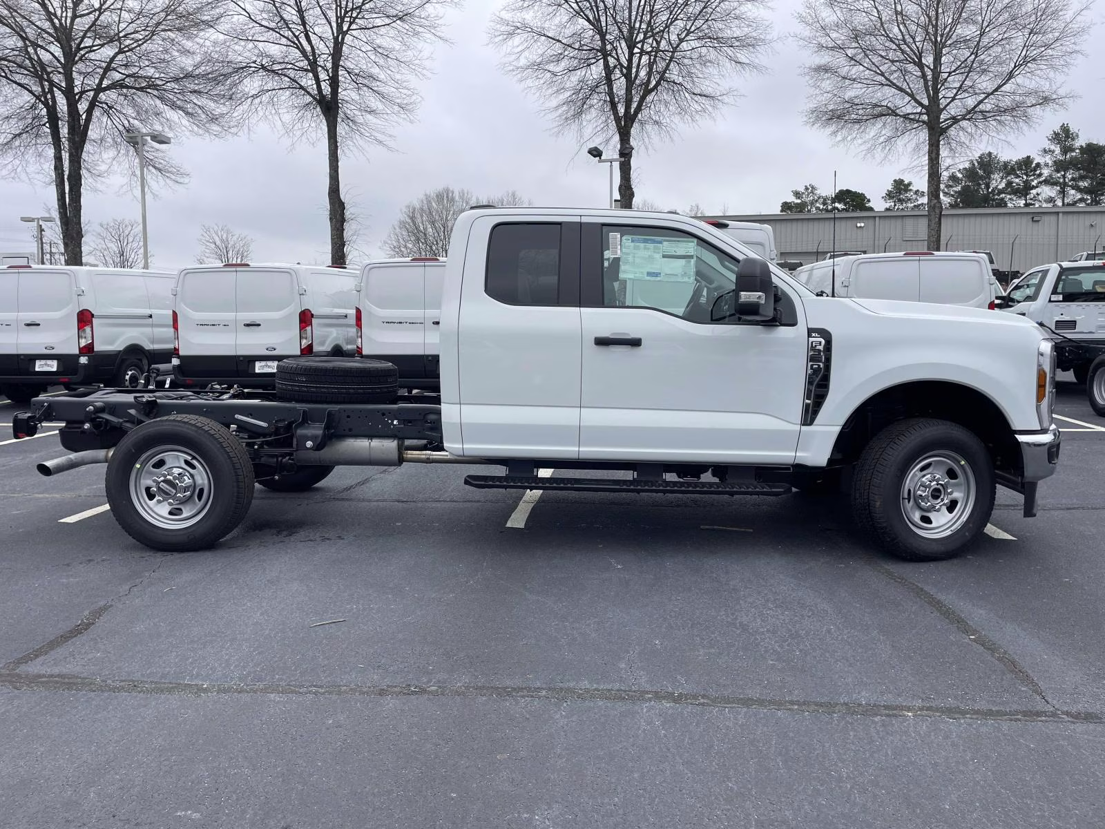 2026 Oxford White Ford Super Duty F-350 DRW XL 4X4 Chassis