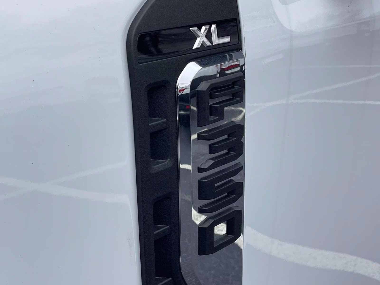 2026 Oxford White Ford Super Duty F-350 DRW XL 4X4 Chassis