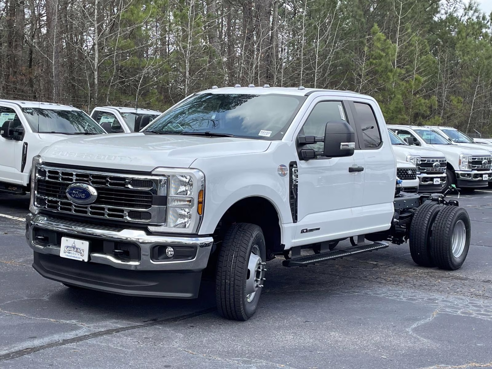 2026 Oxford White Ford Super Duty F-350 DRW XL 4X4 Chassis