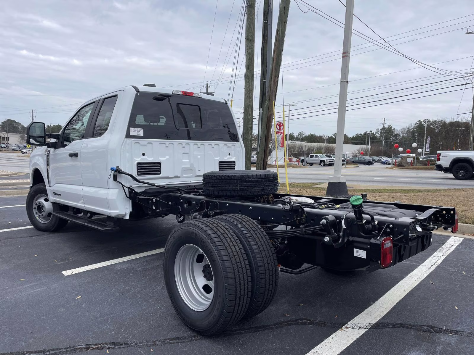 2026 Oxford White Ford Super Duty F-350 DRW XL 4X4 Chassis