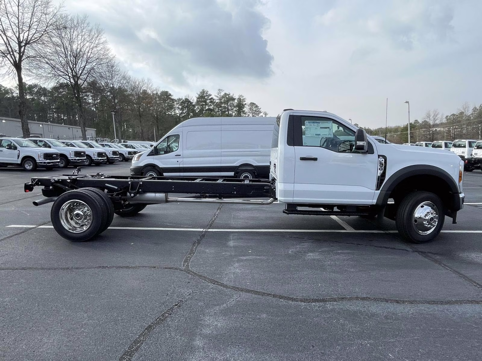 2026 Oxford White Ford Super Duty F-550 DRW XL RWD Chassis