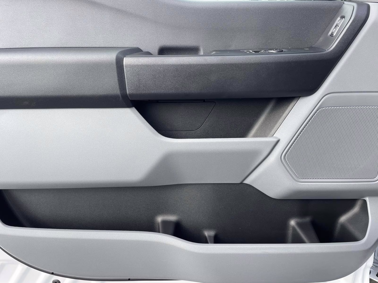 2026 Oxford White Ford Super Duty F-550 DRW XL RWD Chassis