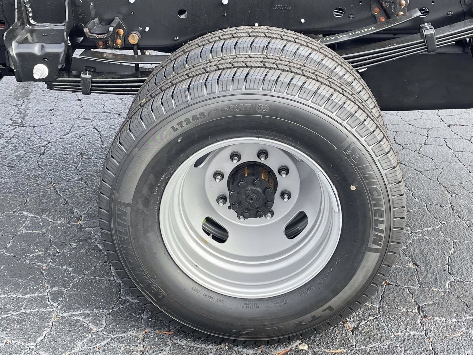 2026 Oxford White Ford Super Duty F-550 DRW XL RWD Chassis