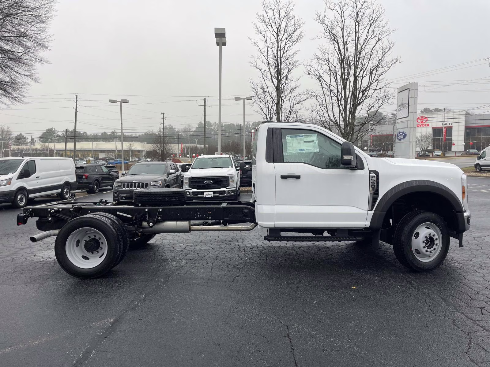 2026 Oxford White Ford Super Duty F-550 DRW XL 4X4 Chassis