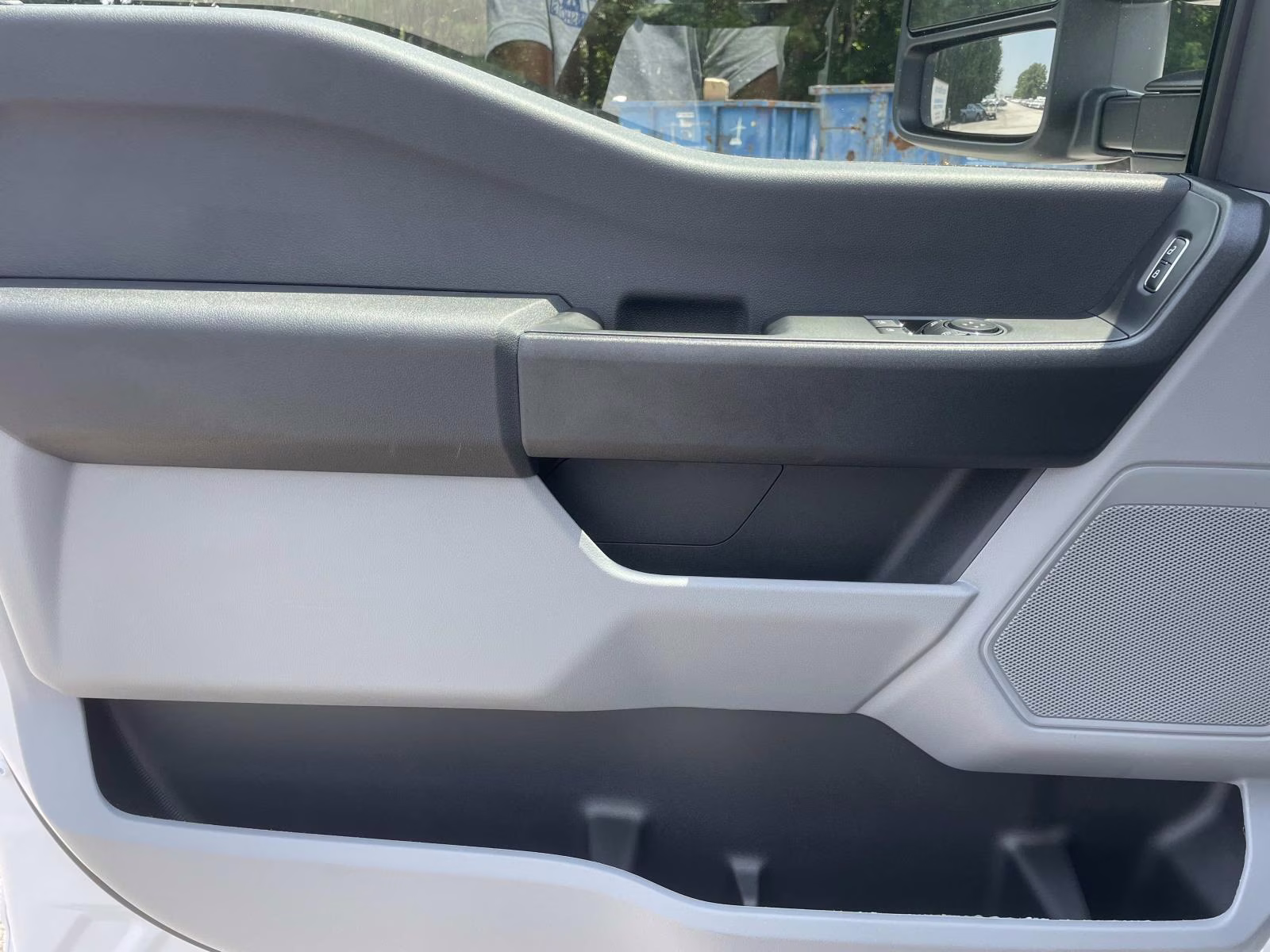 2025 Oxford White Ford F-600SD XL 4X4 Chassis