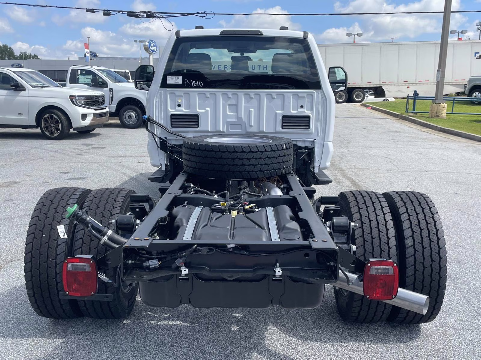 2025 Oxford White Ford F-600SD XL 4X4 Chassis