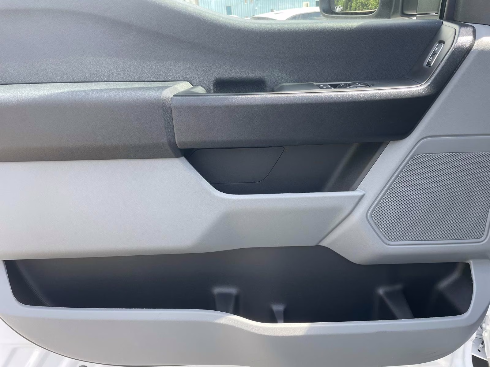 2025 Oxford White Ford F-600SD XL 4X4 Chassis