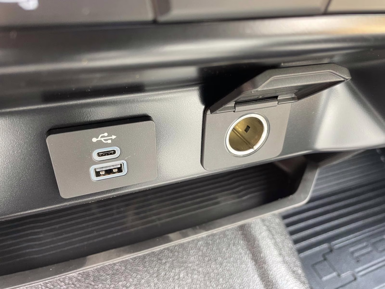 2025 Oxford White Ford F-600SD XL 4X4 Chassis