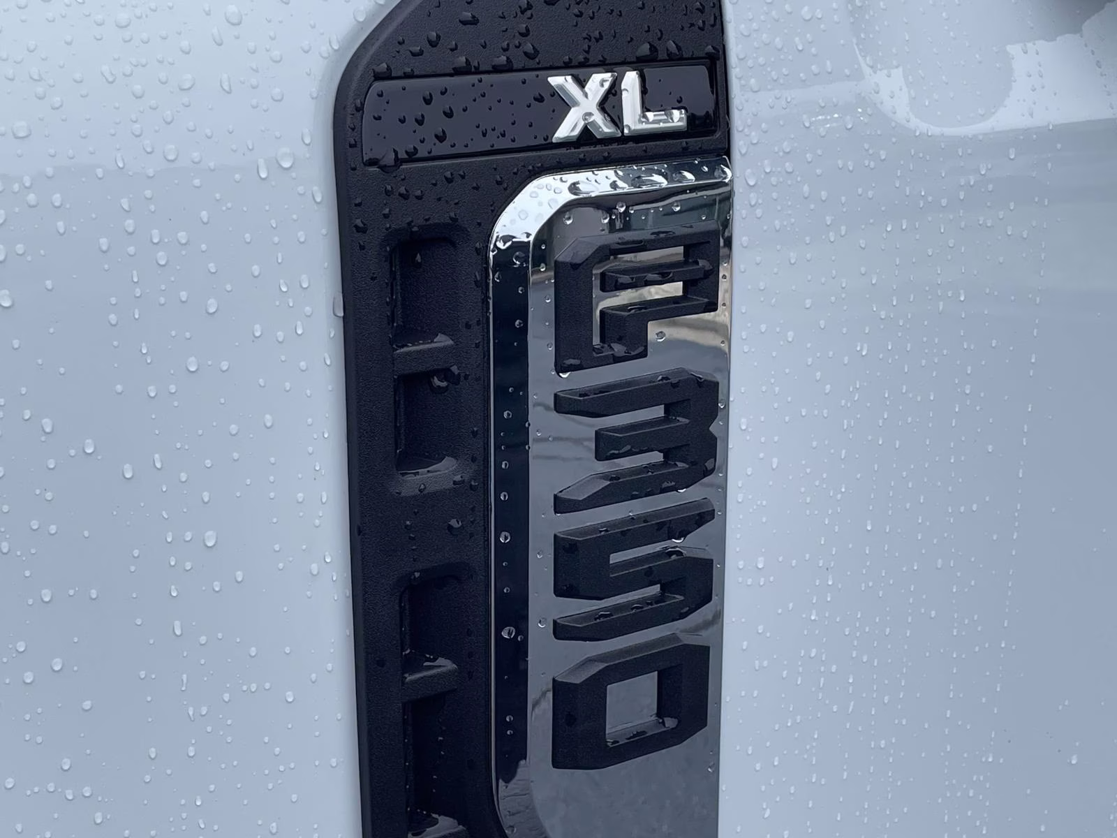 2026 Oxford White Ford Super Duty F-350 SRW XL RWD Chassis