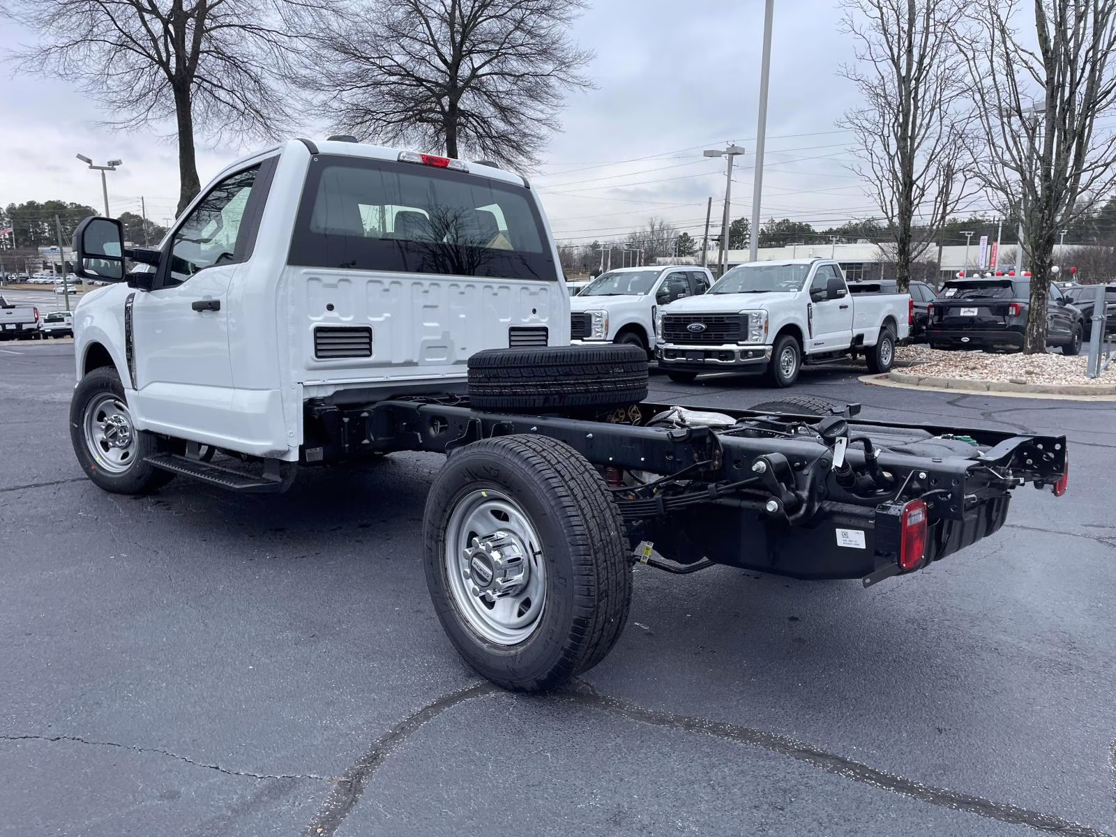 2026 Oxford White Ford Super Duty F-350 SRW XL RWD Chassis