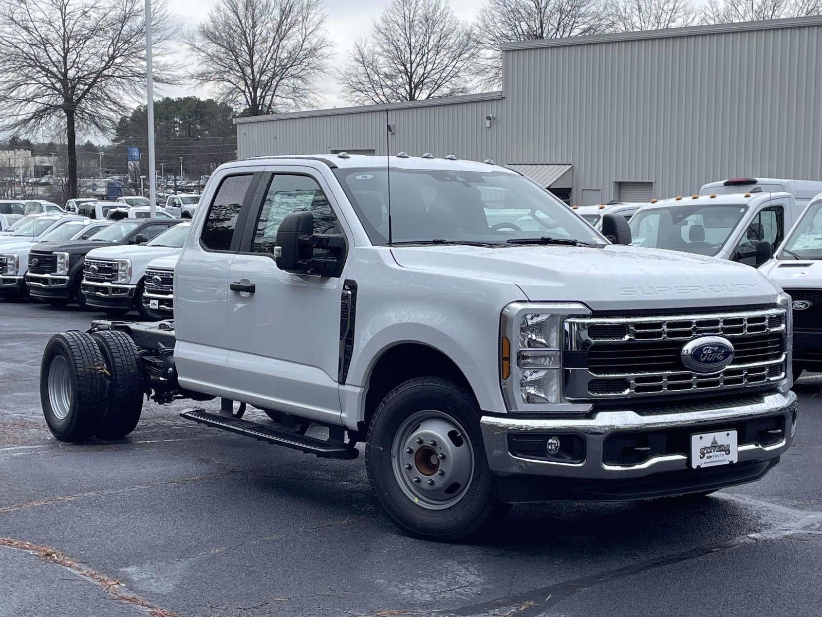 2026 Oxford White Ford Super Duty F-350 SRW XL RWD Chassis