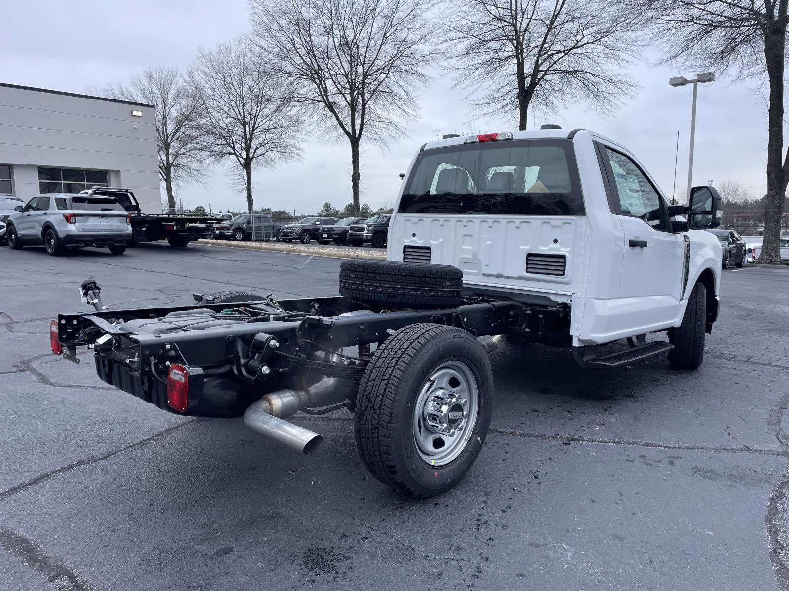 2026 Oxford White Ford Super Duty F-350 SRW XL RWD Chassis