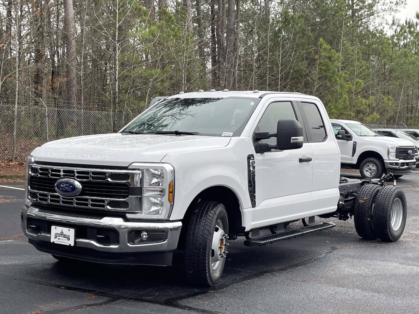 2026 Oxford White Ford Super Duty F-350 SRW XL RWD Chassis