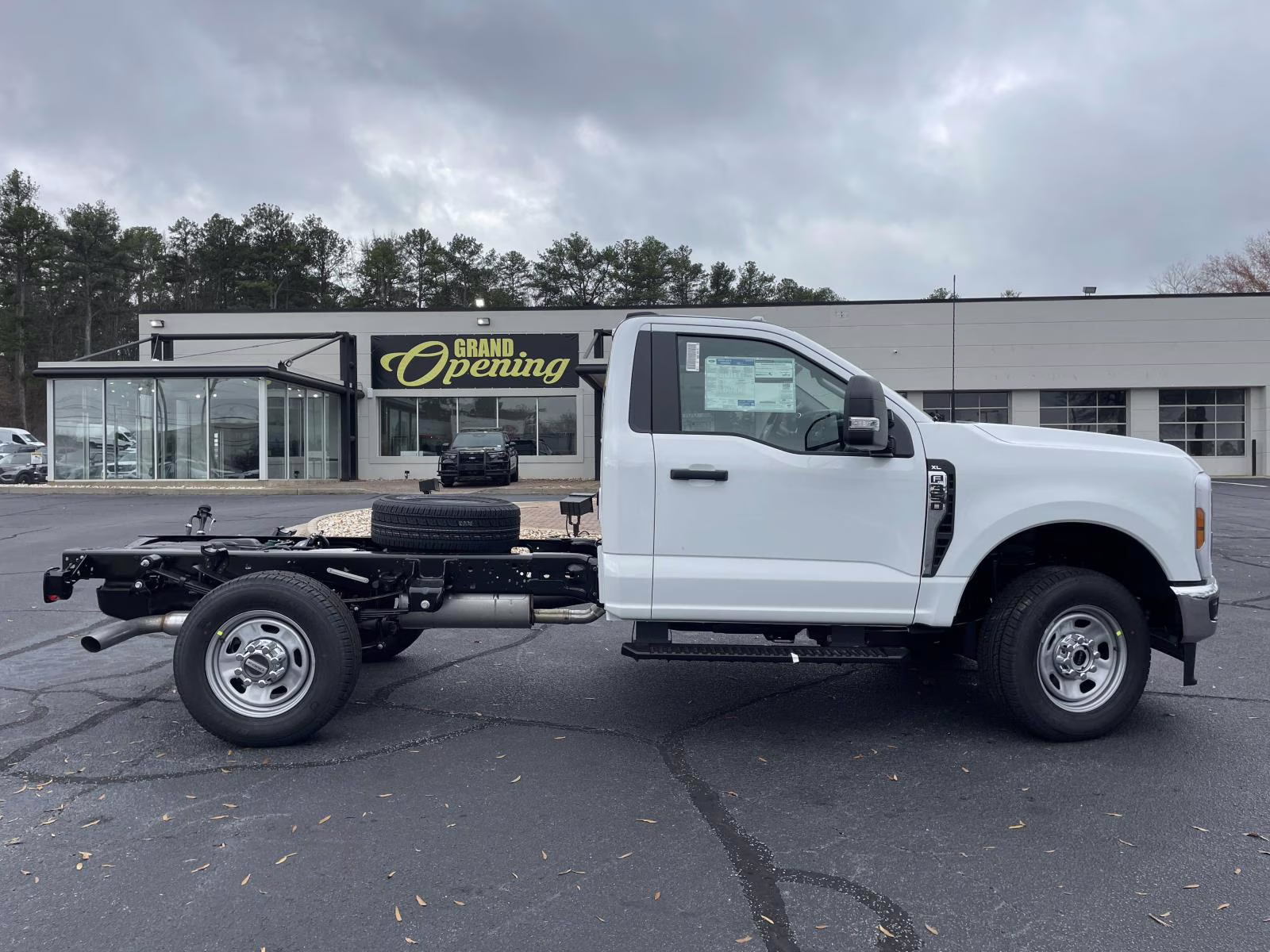 2026 Oxford White Ford Super Duty F-350 SRW XL RWD Chassis