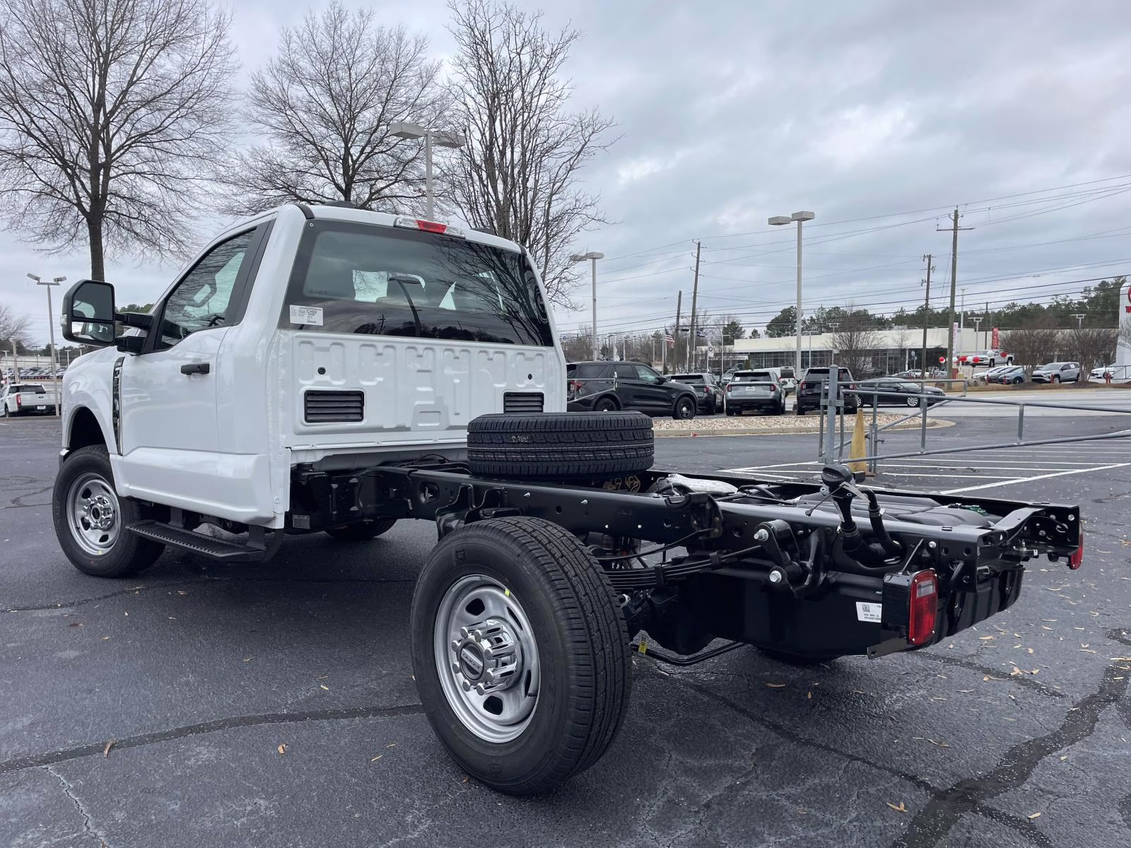 2026 Oxford White Ford Super Duty F-350 SRW XL RWD Chassis