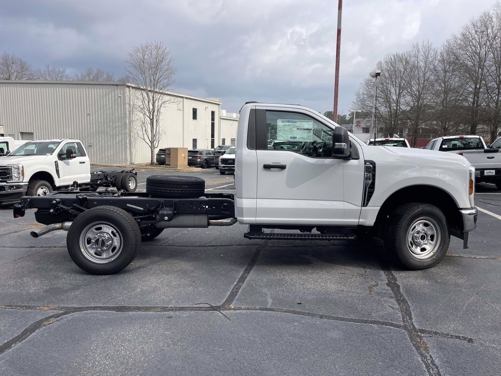 2026 Oxford White Ford Super Duty F-350 SRW XL 4X4 Chassis