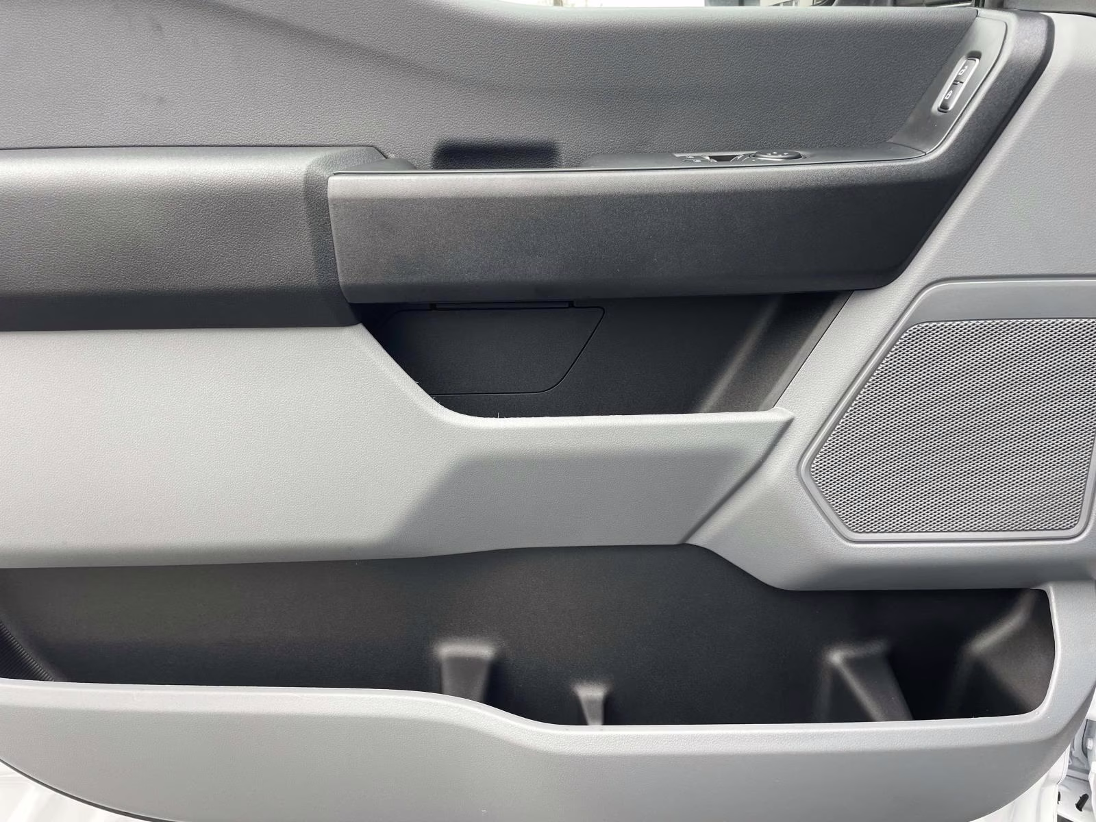 2026 Oxford White Ford Super Duty F-350 SRW XL 4X4 Chassis