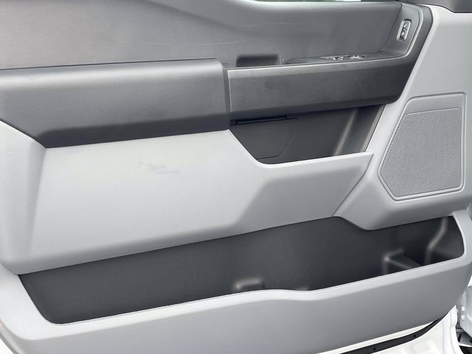 2026 Oxford White Ford Super Duty F-350 DRW XL RWD Chassis