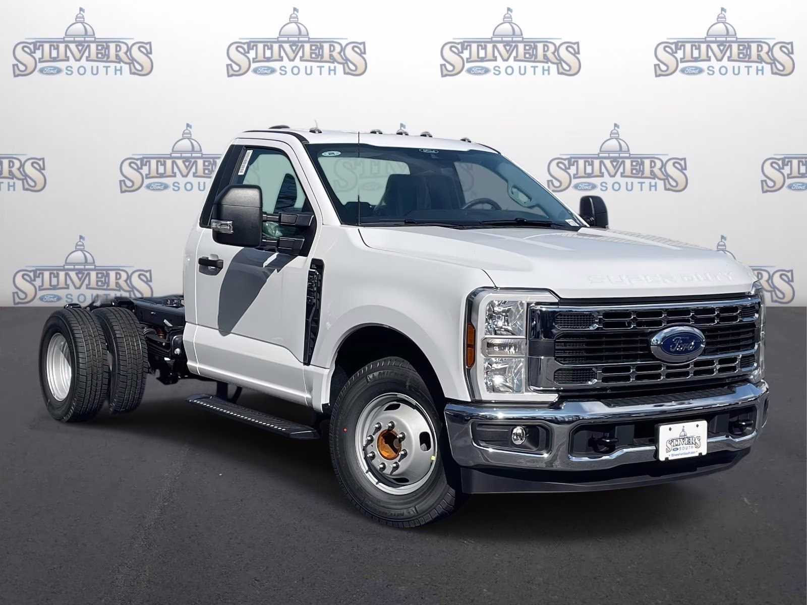 2026 Oxford White Ford Super Duty F-350 DRW XL RWD Chassis