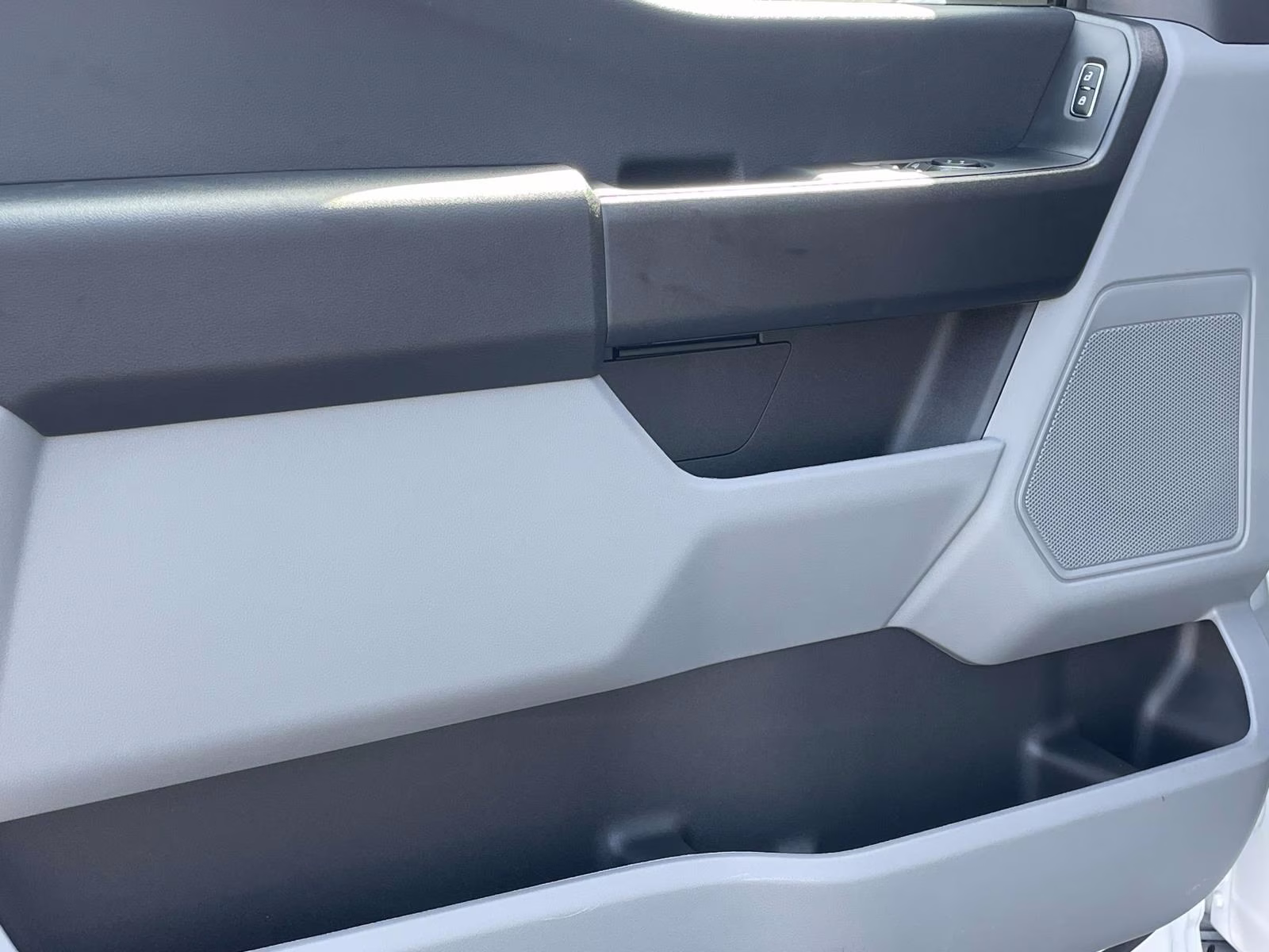 2026 Oxford White Ford Super Duty F-350 DRW XL RWD Chassis