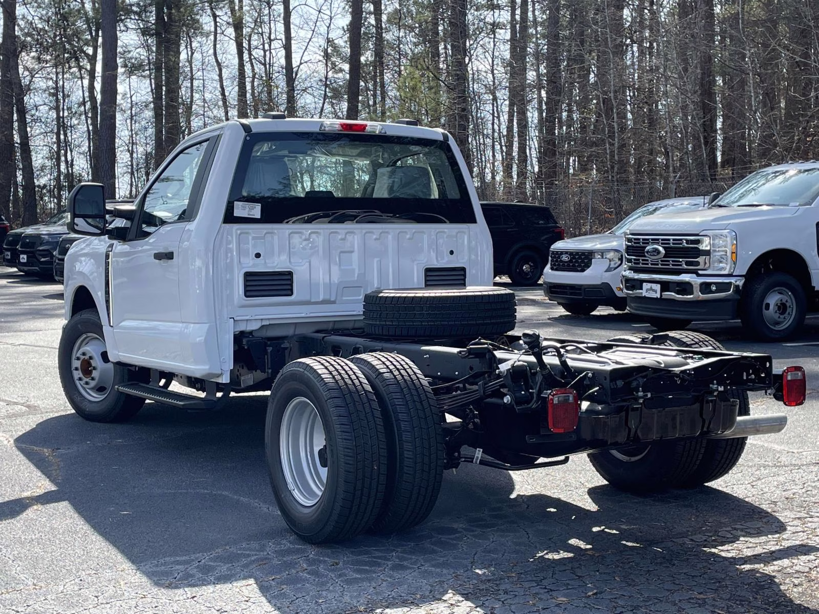 2026 Oxford White Ford Super Duty F-350 DRW XL RWD Chassis