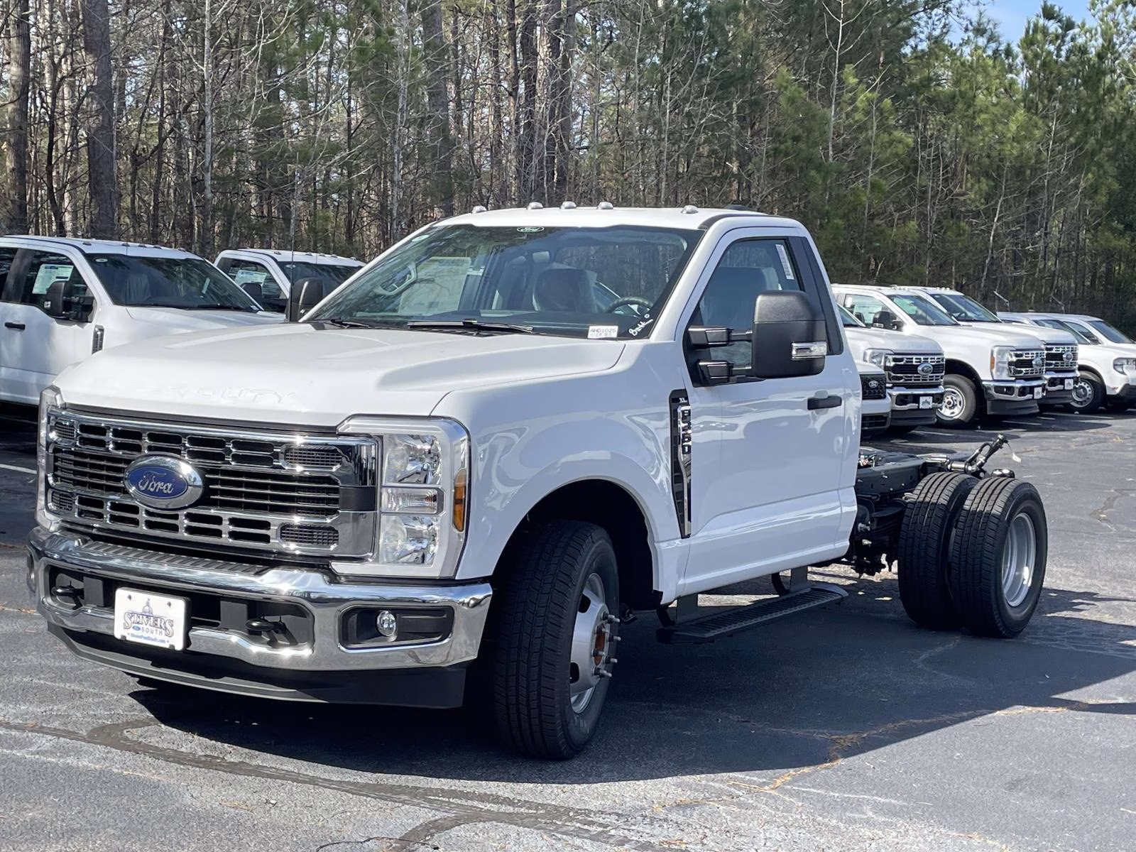 2026 Oxford White Ford Super Duty F-350 DRW XL RWD Chassis