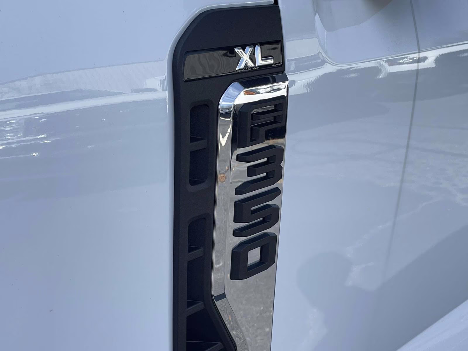 2026 Oxford White Ford Super Duty F-350 DRW XL RWD Chassis